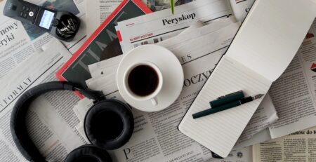 brzmieć jak w radiu