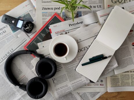 brzmieć jak w radiu